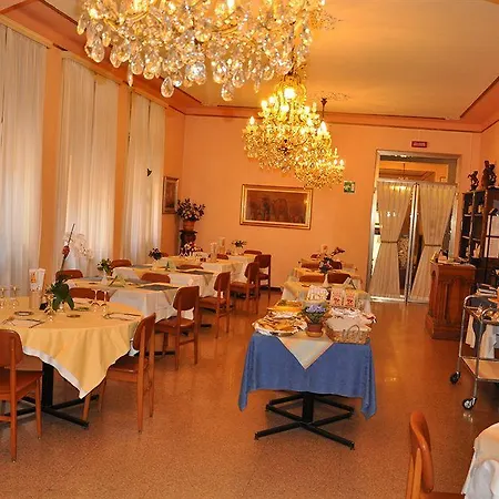 Ristorante Pomodoro فندق أومغنا